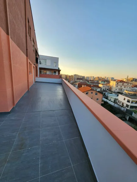 Shitet apartament 2+1+verande te 21 Dhjetori, pas inxhenieris se ndertimit.