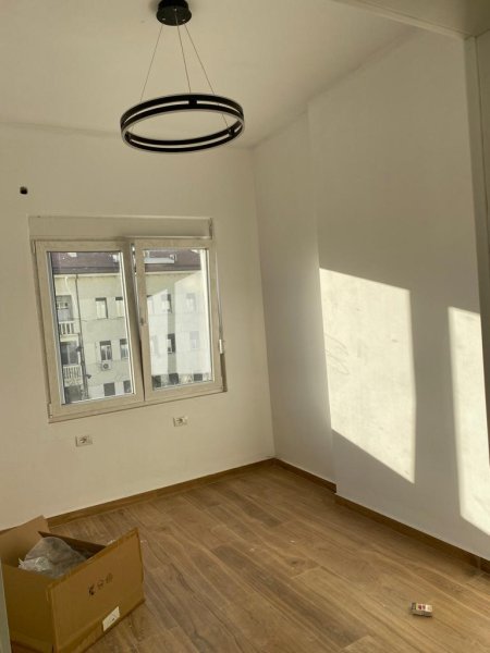 Qera, Apartament 2+1, Bulevardi Zogu i Parë, Tiranë - 700€ | 65 m²