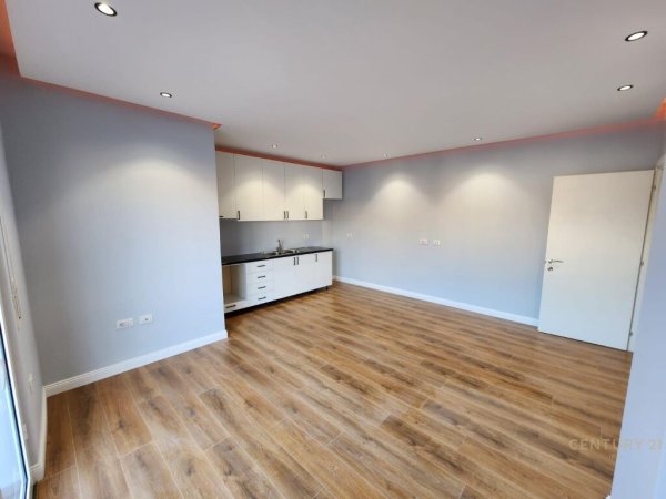 SHITET APARTAMENT 2+1+VERANDE MBRAPA INXHINIERISE SE NDERTIMIT!