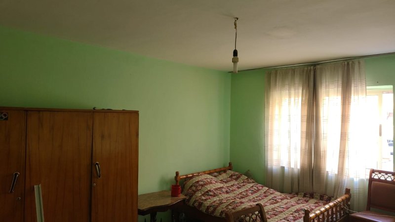 Jepet me qera Apartamenti 3+1 450 mije leke, rruga Vace Zela prane Qendres Globe.