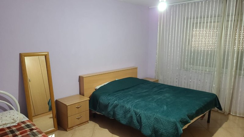 Jepet me qera Apartamenti 3+1 450 mije leke, rruga Vace Zela prane Qendres Globe.