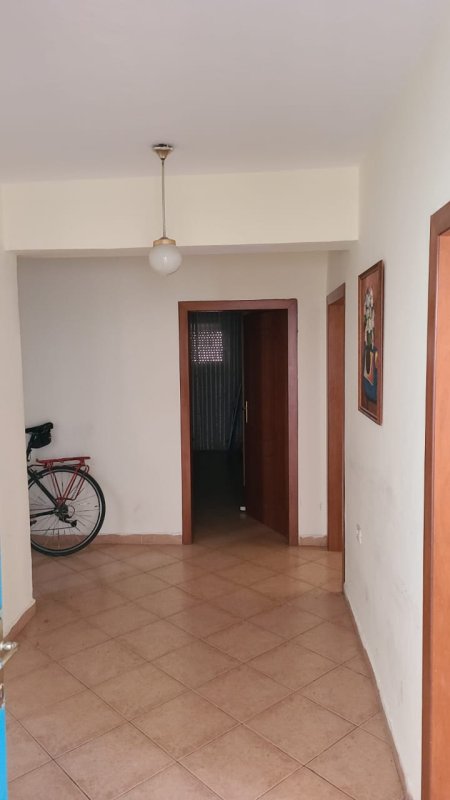 Jepet me qera Apartamenti 3+1 450 mije leke, rruga Vace Zela prane Qendres Globe.