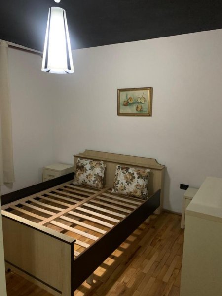 Jepet me qera apartament 1+1 prane spitalit nene tereza.