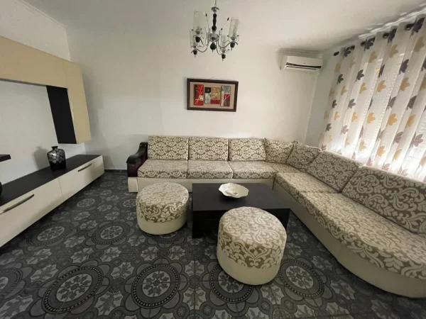Shitet Apartament 1+1 Ne Kombinat[ID PE14]