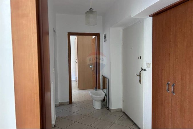 Shitet apartament 1+1 te Shkolla e Bashkuar, 70'000 Euro