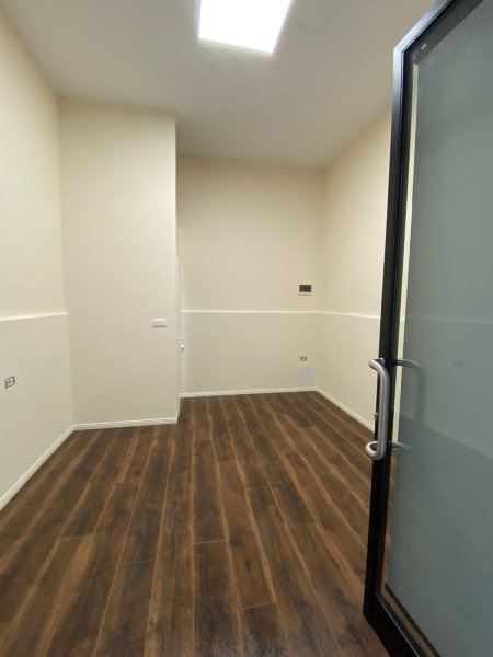 Shitet dyqan te Komuna e Parisit , prane Kompleksit Kika  14.8 m2 48.000 euro