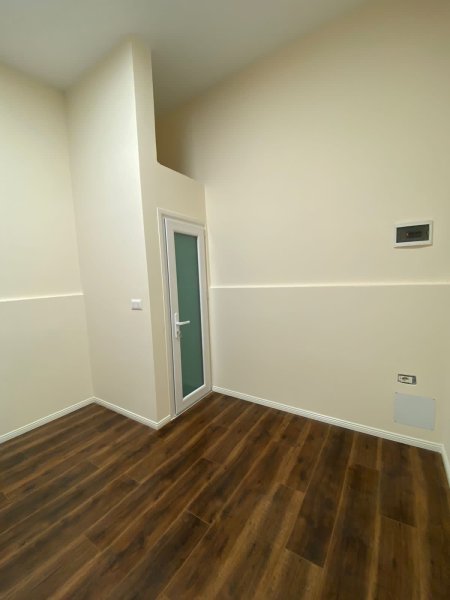 Shitet dyqan te Komuna e Parisit , prane Kompleksit Kika  14.8 m2 48.000 euro