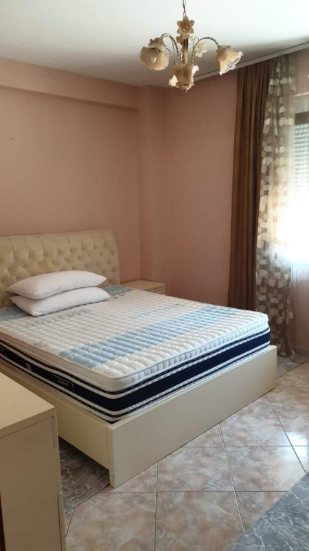 Tirane, jepet me qera apartament 2+1 Kati 3, 90 m² 550 Euro (BLV. Zogu I)