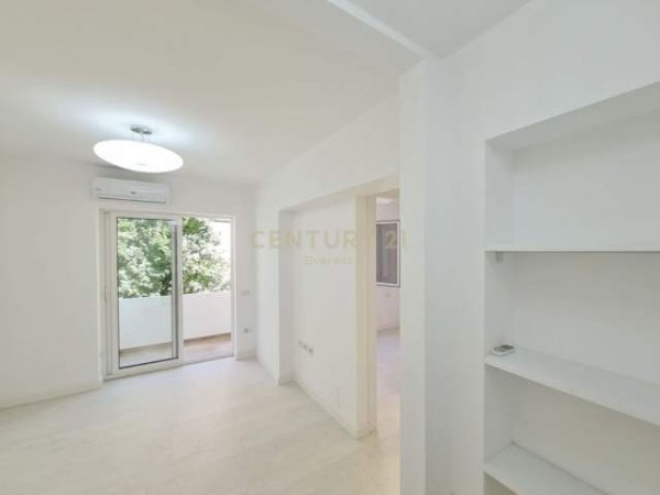 Tirane, jepet me qera apartament 1+1+BLK Kati 3, 50 m² 350 Euro (Sheshi Willson)