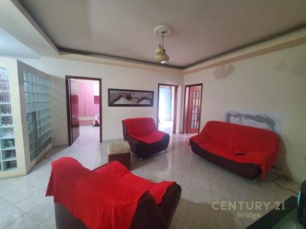 Tirane, jepet me qera apartament 4+1 Kati 2, 131 m² 700 Euro (21 Dhjetori)