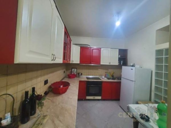 Tirane, jepet me qera apartament 4+1 Kati 2, 131 m² 700 Euro (21 Dhjetori)