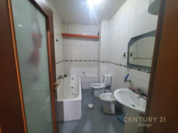 Tirane, jepet me qera apartament 4+1 Kati 2, 131 m² 700 Euro (21 Dhjetori)