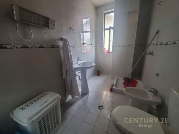 Tirane, jepet me qera apartament 4+1 Kati 2, 131 m² 700 Euro (21 Dhjetori)