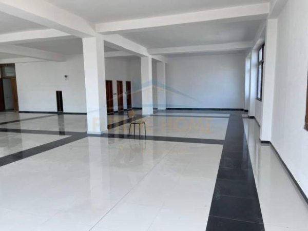 Tirane, jepet me qera ambjent biznesi Kati 0, 500 m² 2.500 Euro (Rruga 5 maj)