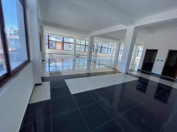 Tirane, jepet me qera ambjent biznesi Kati 0, 500 m² 2.500 Euro (Rruga 5 maj)
