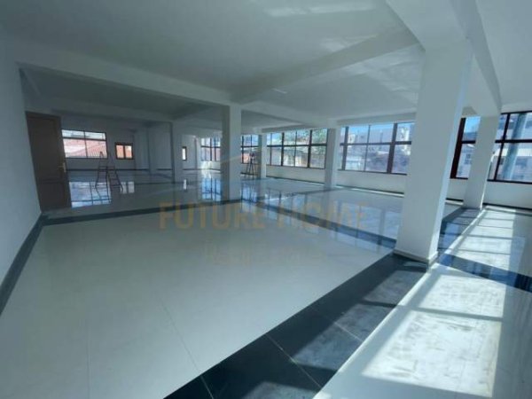 Tirane, jepet me qera ambjent biznesi Kati 0, 500 m² 2.500 Euro (Rruga 5 maj)