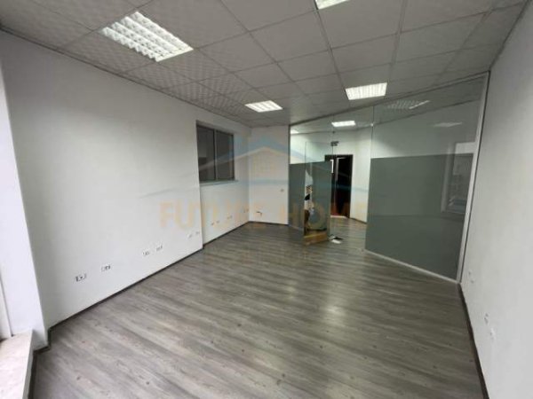 Tirane, jepet me qera ambjent biznesi Kati 2, 183 m² 2.200 Euro (Komuna e Parisit)