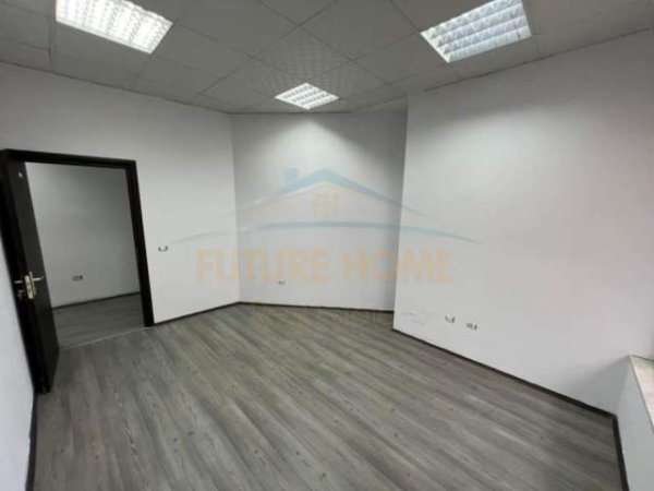 Tirane, jepet me qera ambjent biznesi Kati 2, 183 m² 2.200 Euro (Komuna e Parisit)