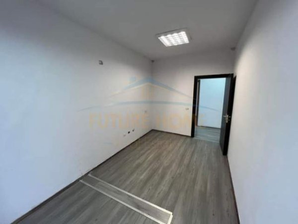 Tirane, jepet me qera ambjent biznesi Kati 2, 183 m² 2.200 Euro (Komuna e Parisit)
