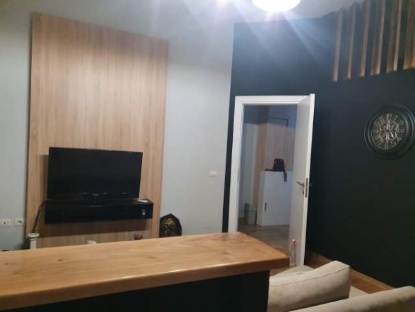 Tirane, jepet me qera apartament 2+1 Kati 1, 96 m² 450 Euro (Bill Klinton)