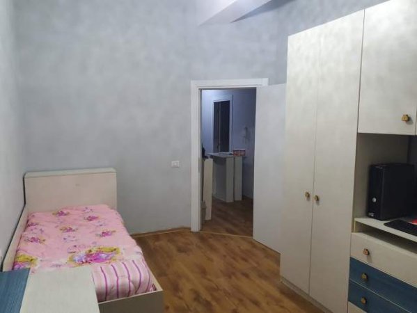 Tirane, jepet me qera apartament 2+1 Kati 1, 96 m² 450 Euro (Bill Klinton)