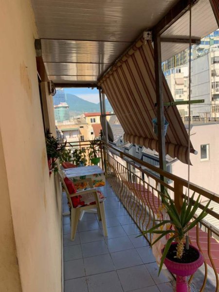 Tirane, jepet me qera apartament 2+1+BLK Kati 6, 90 m² 40.000 Leke (Pallatet Agimi)
