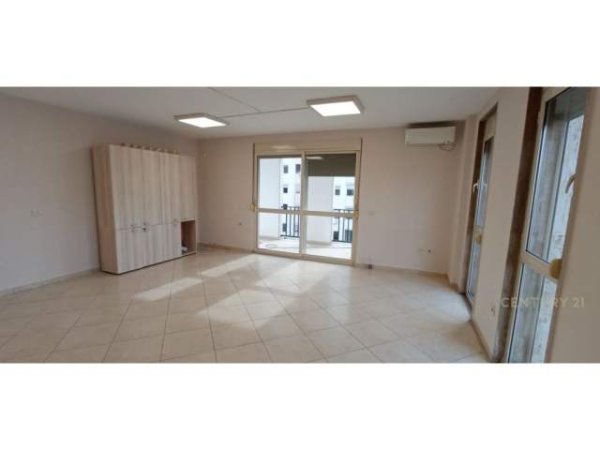 Tirane, jepet me qera apartament 2+1 Kati 2, 140 m² 800 Euro (QENDER)