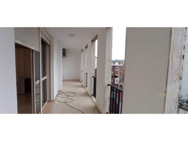 Tirane, jepet me qera apartament 2+1 Kati 2, 140 m² 800 Euro (QENDER)