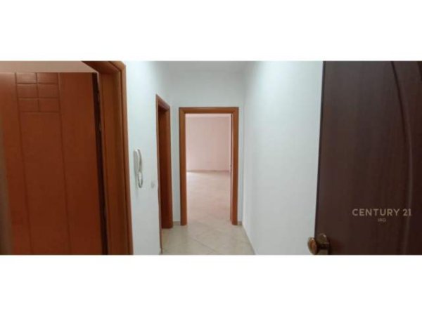 Tirane, jepet me qera apartament 2+1 Kati 2, 140 m² 800 Euro (QENDER)