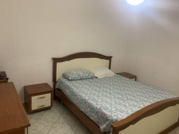 Tirane, jepet me qera apartament 1+1+BLK Kati 4, 61 m² 450 Euro (Libri universitar)