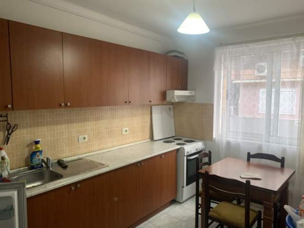Tirane, jepet me qera apartament 1+1+BLK Kati 4, 61 m² 450 Euro (Libri universitar)