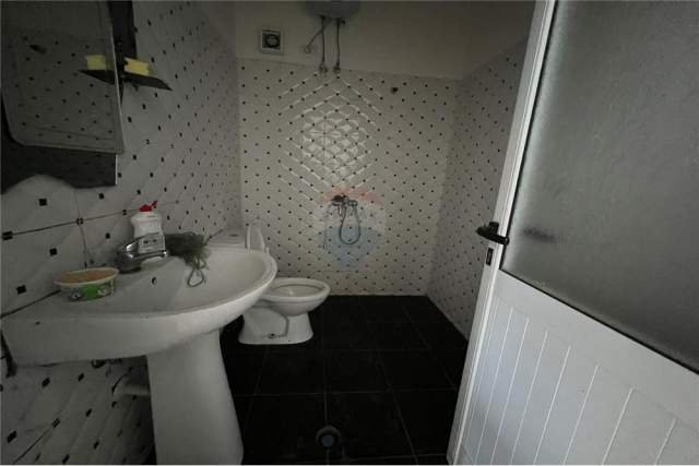 Vlore, shitet dyqan Kati 0, 1.026 m² 15.002 Euro (Rruga Transballkanike)