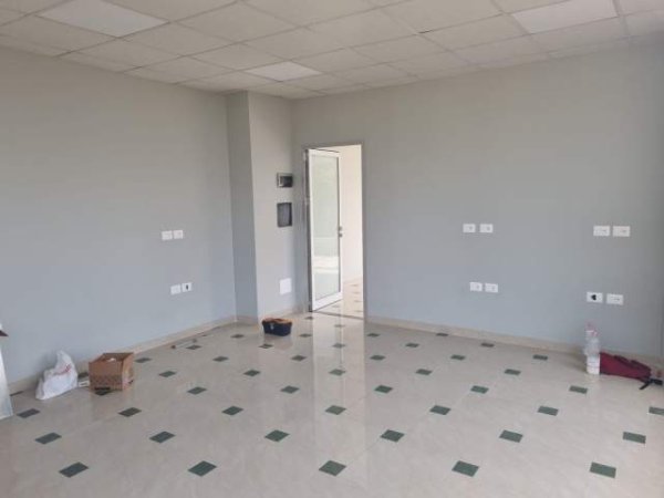 Tirane, jepet me qera ambjent biznesi Kati 1, 95 m² 520 Euro (Sauk)