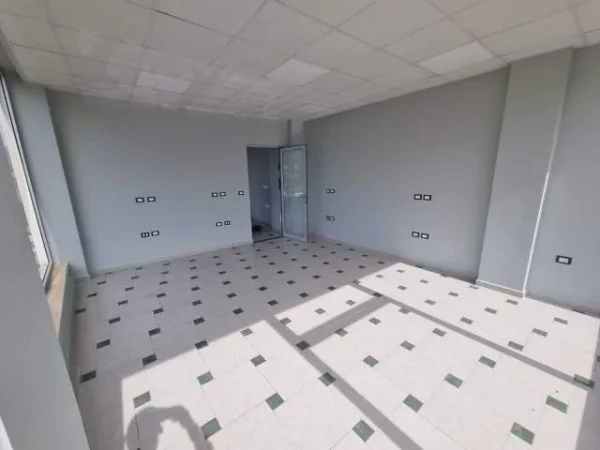 Tirane, jepet me qera ambjent biznesi Kati 1, 95 m² 520 Euro (Sauk)