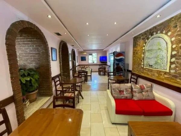 Tirane, jepet me qera ambjent biznesi Kati 0, 150 m² 2.000 Euro (Bllok)