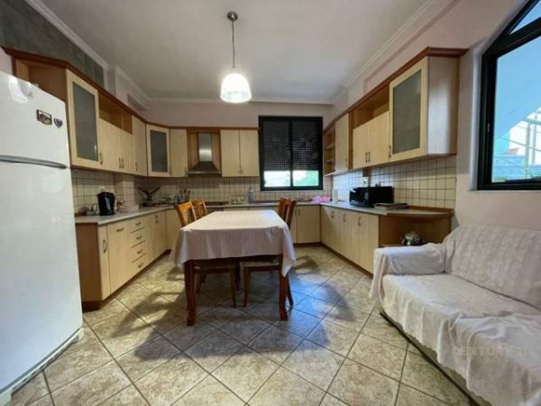Tirane, jepet me qera apartament 3+1 Kati 2, 250 m² 500 Euro (rr e Elbasanit)