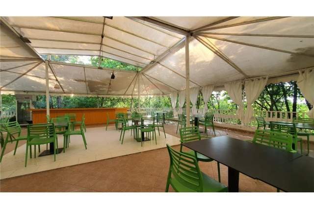 Tirane, jepet me qera bar-resorant Kati 0, 127 m² 1.500 Euro (Liqeni)