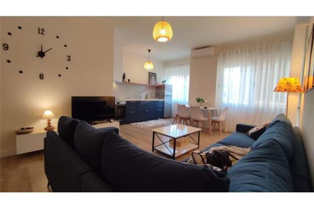 Vlore, jepet me qera apartament 1+1+BLK 78 m² 350 Euro (Rruga e Cipajve)