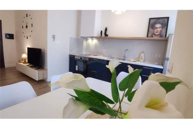 Vlore, jepet me qera apartament 1+1+BLK 78 m² 350 Euro (Rruga e Cipajve)