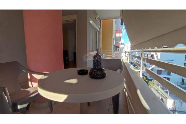Vlore, jepet me qera apartament 1+1+BLK 78 m² 350 Euro (Rruga e Cipajve)