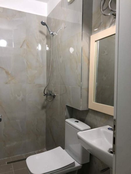 Tirane, jepet me qera garsonier 1+1 Kati 5, 40 m² 350 Euro (durresit)