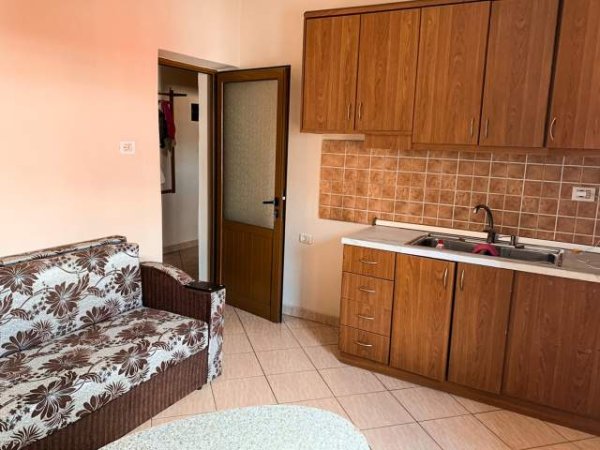 Korce, jepet me qera apartament 1+1+BLK Kati 3, 52 m² 18.000 Leke (Loni Llogori , lagjia 9)