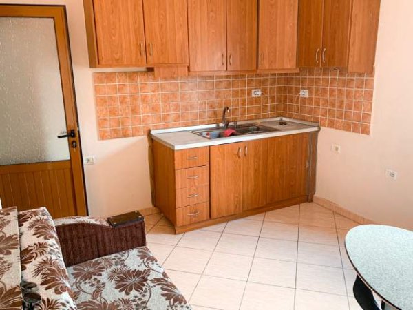 Korce, jepet me qera apartament 1+1+BLK Kati 3, 52 m² 18.000 Leke (Loni Llogori , lagjia 9)