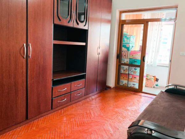 Korce, jepet me qera apartament 1+1+BLK Kati 3, 52 m² 18.000 Leke (Loni Llogori , lagjia 9)