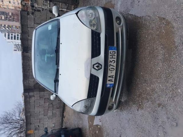 Tirane, shitet makine Renault Clio Viti 2002, 1.000 Euro