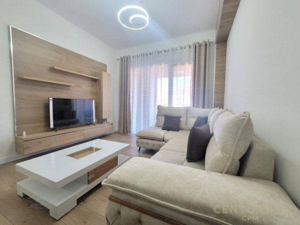 Apartment me qira 2+1+post parkimi afer qendres 800 €/muaj