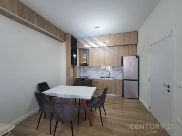 Apartment me qira 2+1+post parkimi afer qendres 800 €/muaj