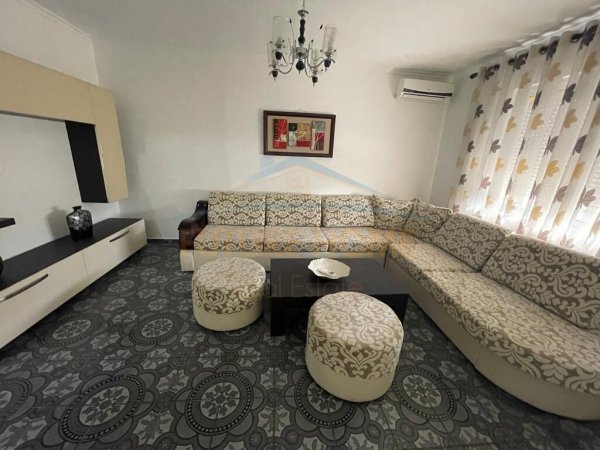 Shitet, Apartament 1+1, Kombinat, Tiranë.