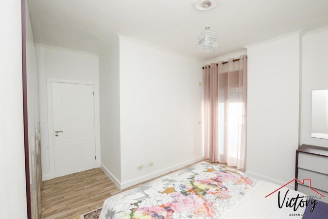 Jepet me qira Apartament 3+1 ne qender