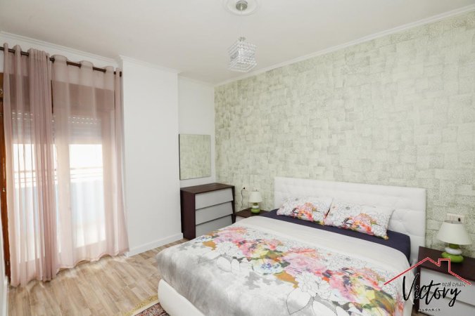 Jepet me qira Apartament 3+1 ne qender